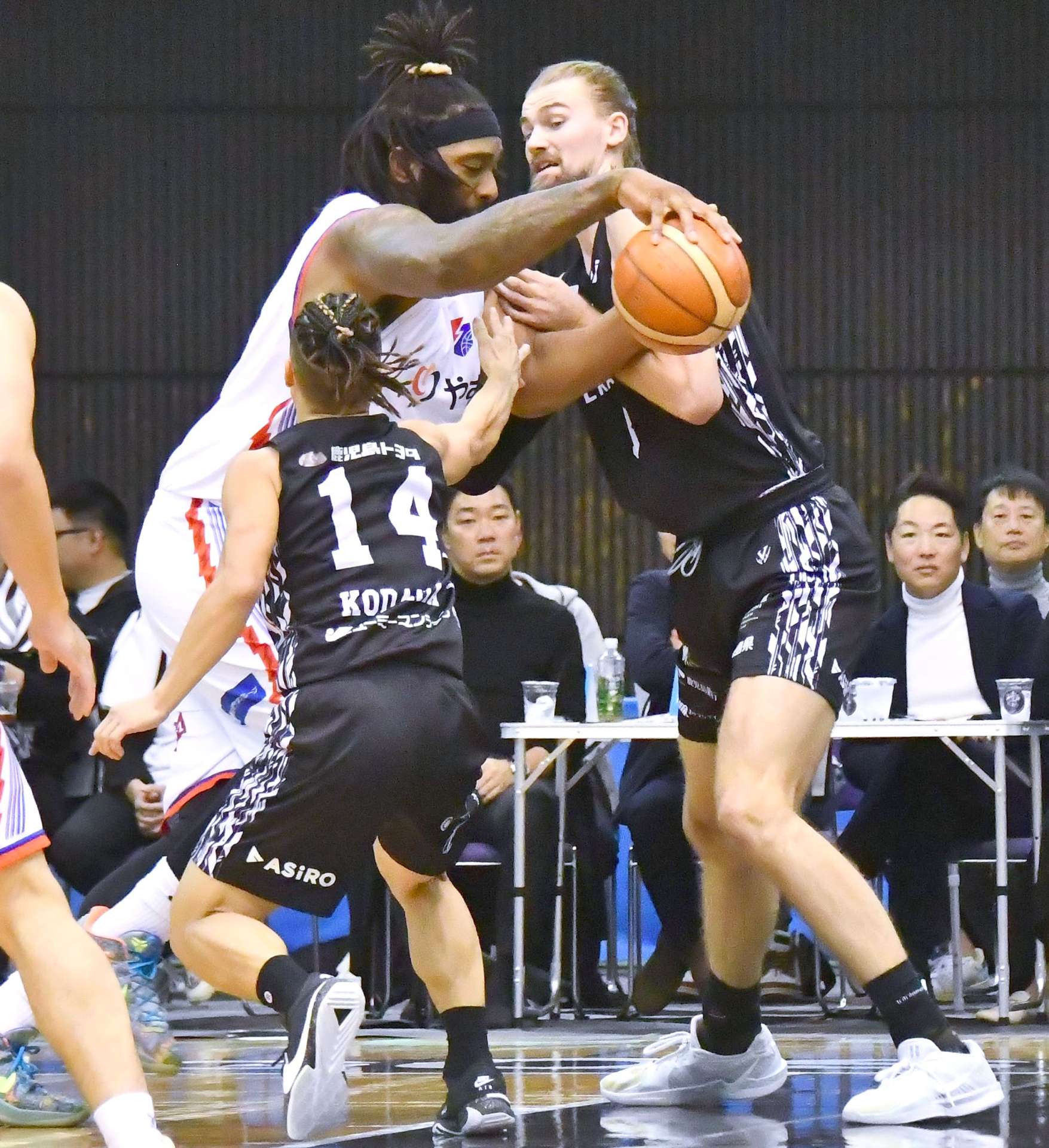 連係してゴール下を守る鹿児島レブナイズのハームス（右）ら＝西原商会アリーナ