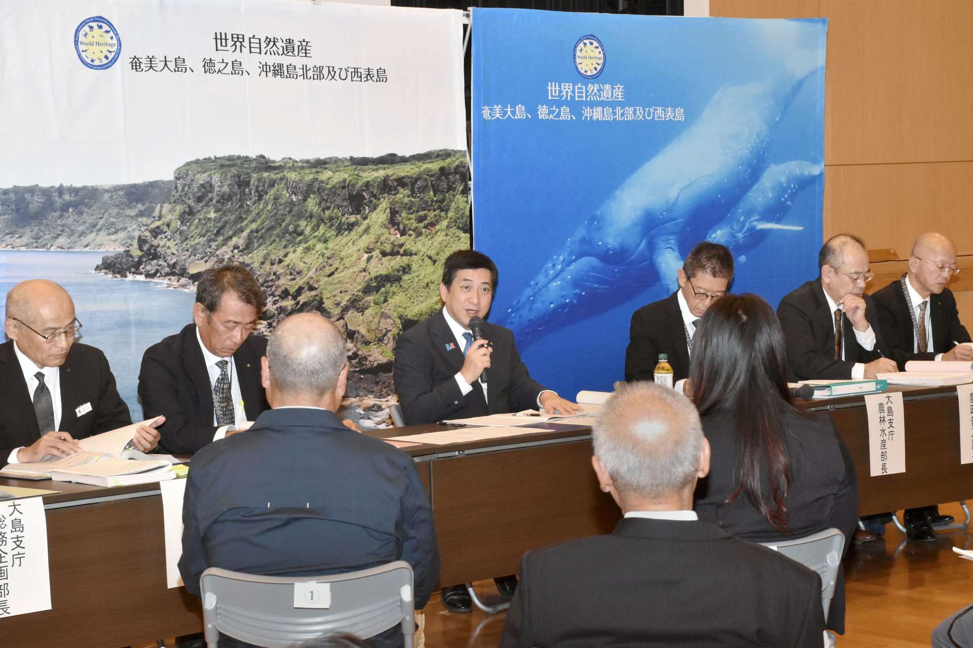 参加者と意見を交わす塩田康一知事（正面左から３人目）＝２３日、徳之島町亀津の生涯学習センター