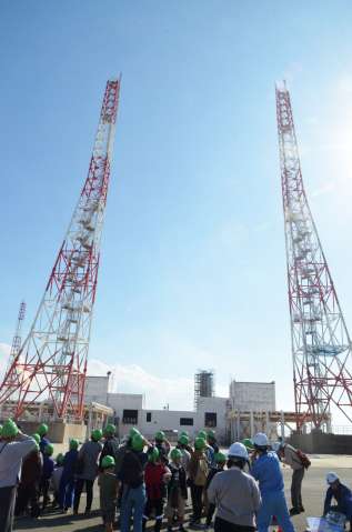 Ｈ３ロケットの打ち上げ射場を見学する参加者＝２３日、南種子町の種子島宇宙センター