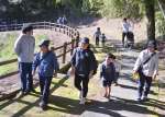 勾配のきつい遊歩道を歩く家族連れ＝２３日、鹿児島市のかごしま健康の森公園