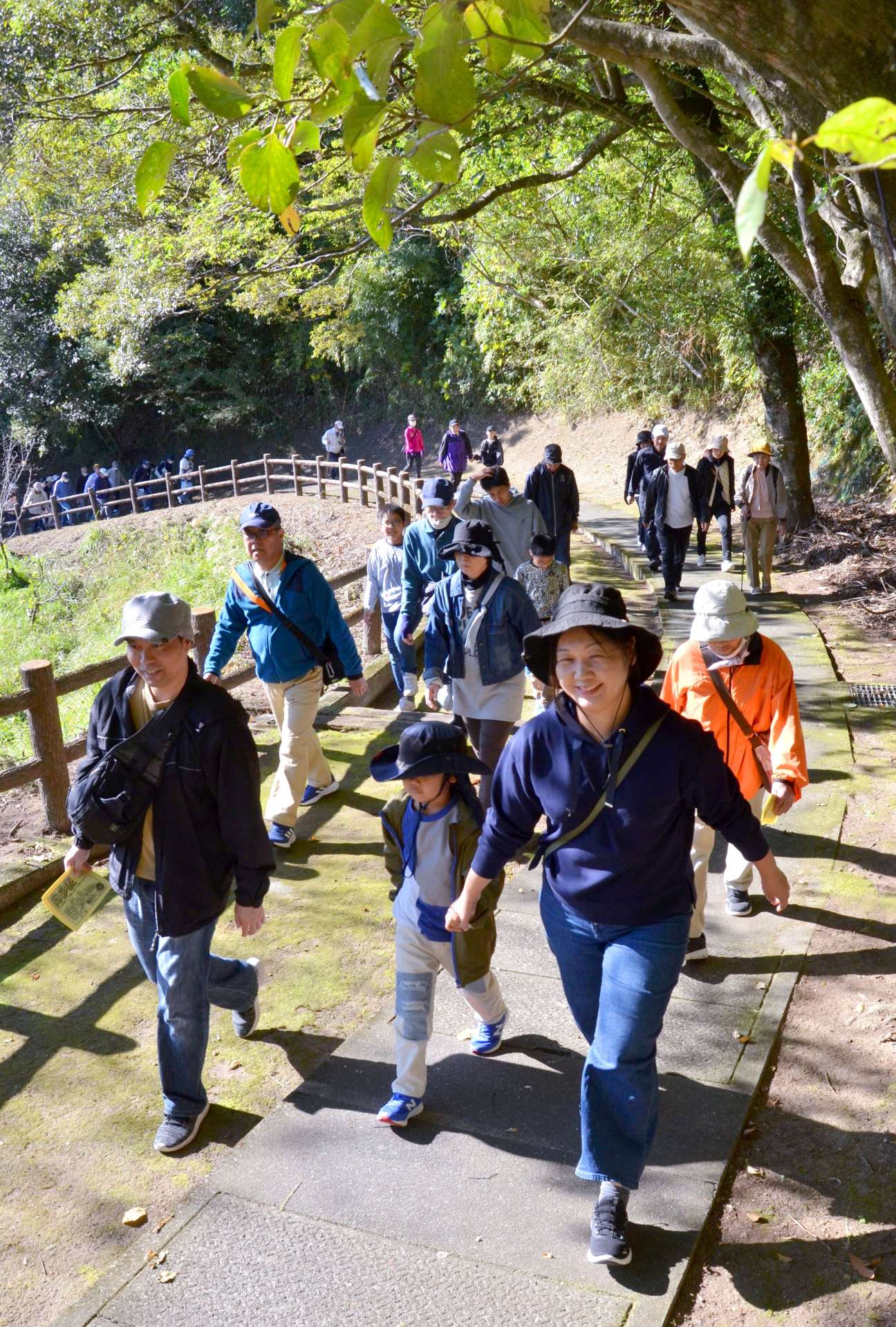 勾配のきつい遊歩道を歩く家族連れ＝２３日、鹿児島市のかごしま健康の森公園