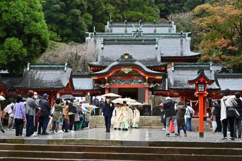 〈関連〉参拝客でにぎわう霧島神宮境内（２０２２年１１月撮影）