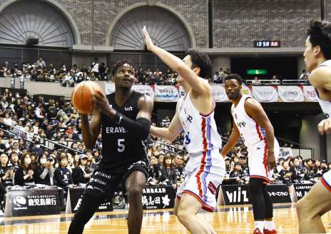 前半、ゴール下に攻め込むレブナイズの伴馬＝鹿児島市の西原商会アリーナ