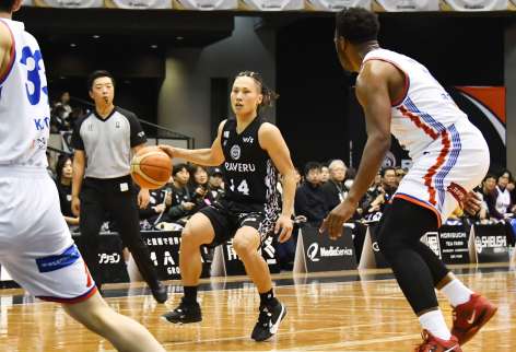 前半、相手陣内にボールを運ぶレブナイズの兒玉＝鹿児島市の西原商会アリーナ