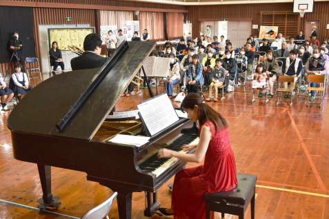 〈別カット〉７０年前から引き継がれる「どんぐりピアノ」のコンサート＝鹿児島県霧島市の三体小学校