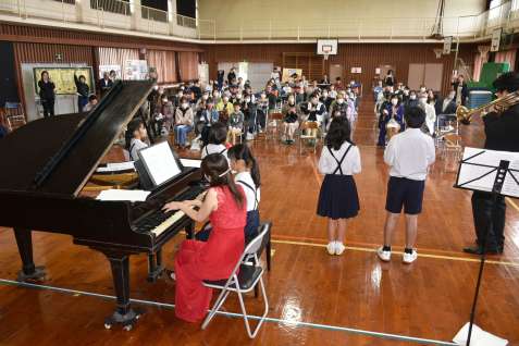 ７０年前から引き継がれるどんぐりピアノのコンサート＝鹿児島県霧島市の三体小学校