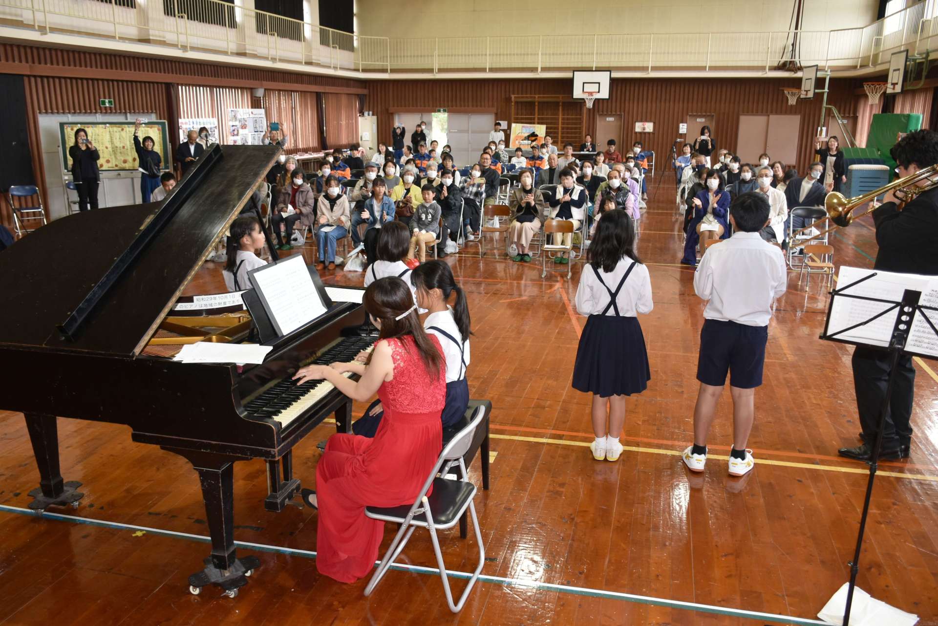 ７０年前から引き継がれるどんぐりピアノのコンサート＝鹿児島県霧島市の三体小学校