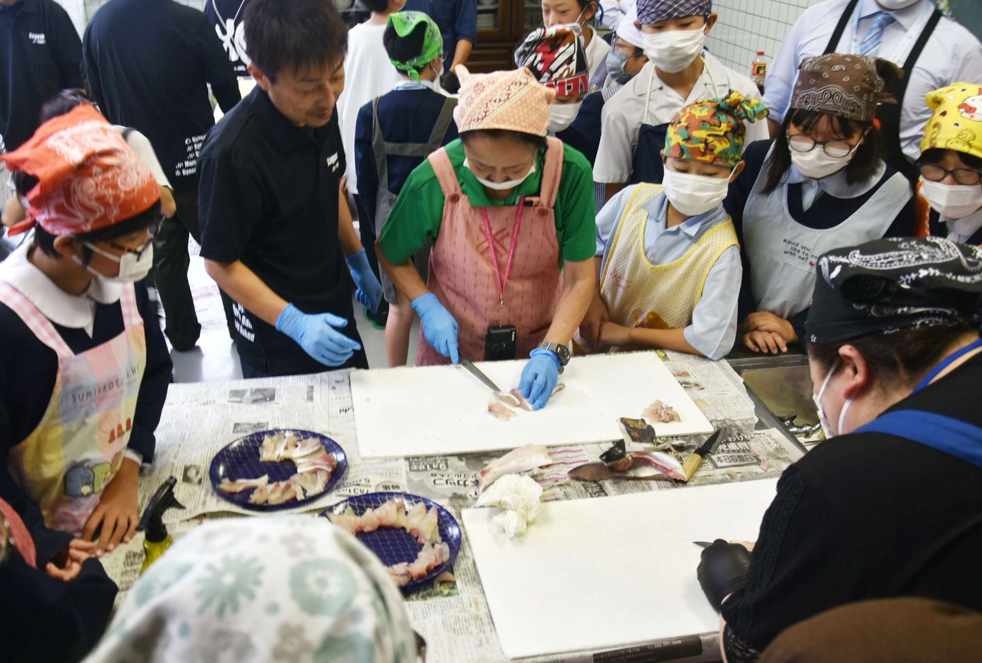 ヒラマサの切り方を学ぶ子どもたち＝錦江町の漁民研修センター