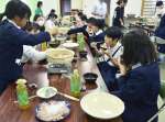 ヒラマサのしゃぶしゃぶを味わう子どもたち＝１５日、錦江町の漁民研修センター