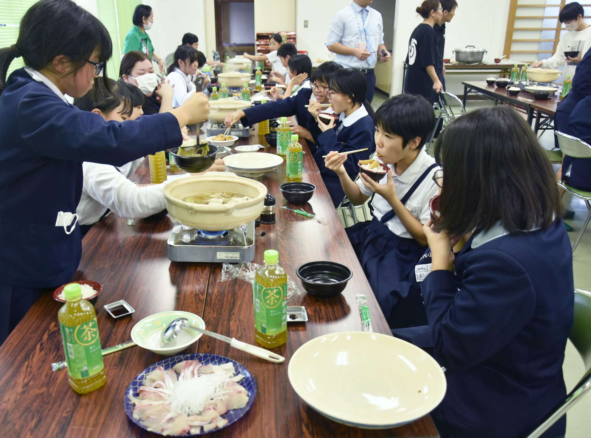 ヒラマサのしゃぶしゃぶを味わう子どもたち＝１５日、錦江町の漁民研修センター