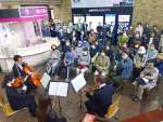 日本フィルハーモニー交響楽団の弦楽４重奏に聴き入る都城市民＝同市役所