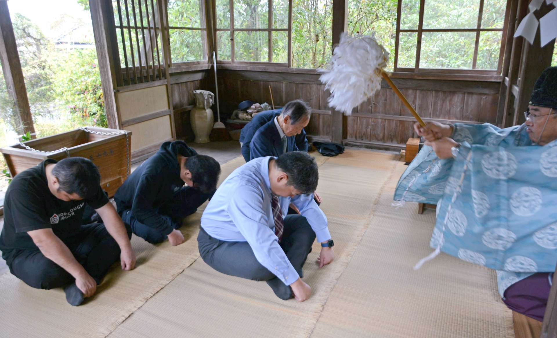 松尾神社例祭に参列した氏子や酒造関係者＝さつま町宮之城屋地