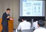 放射線の基礎について説明する高村昇氏＝薩摩川内市役所