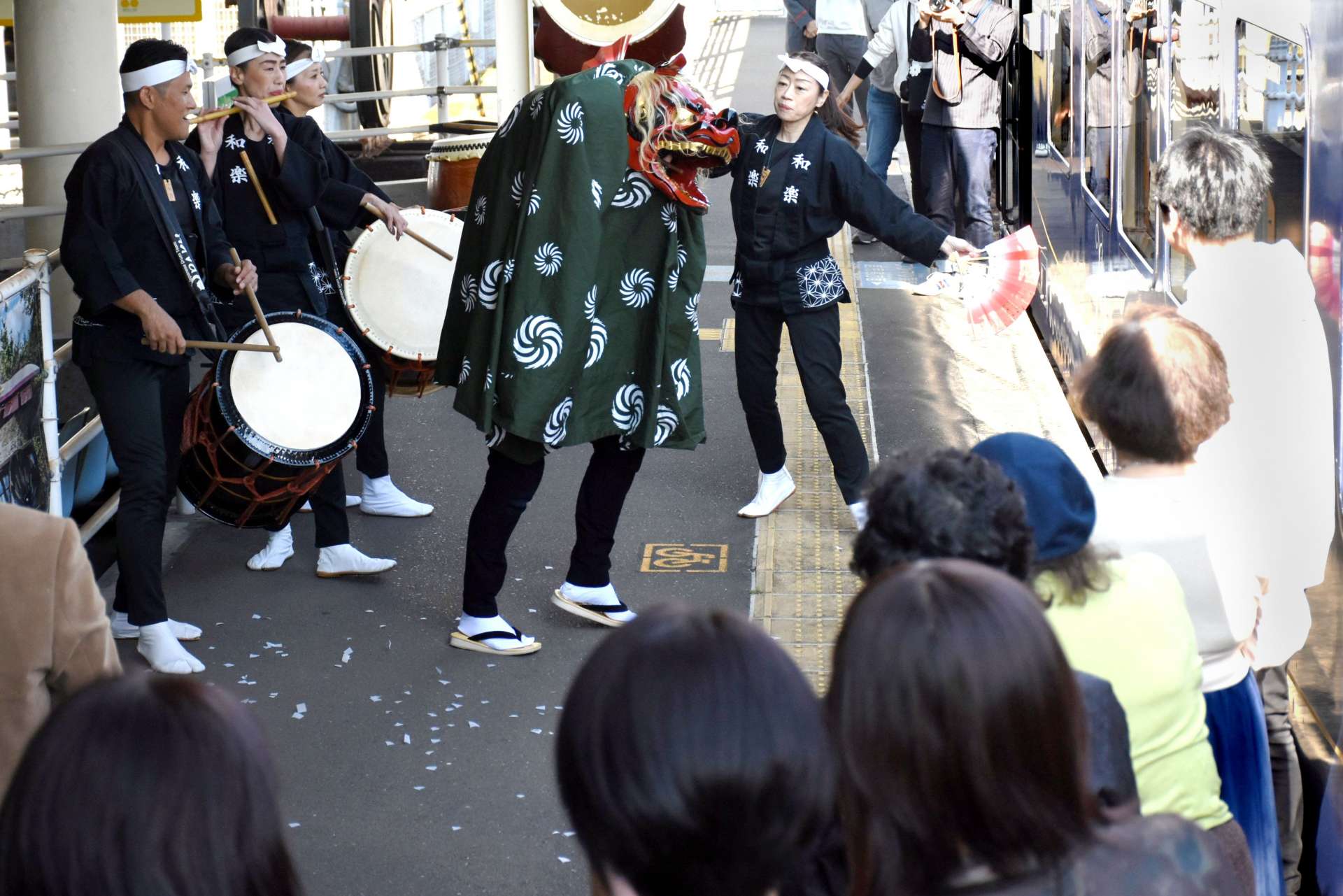 乗客を和太鼓や獅子舞でもてなす「和楽」の５人＝２２日、出水市の肥薩おれんじ鉄道・出水駅