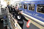 乗客を和太鼓などでもてなす「和楽」の５人＝２２日、出水市の肥薩おれんじ鉄道・出水駅