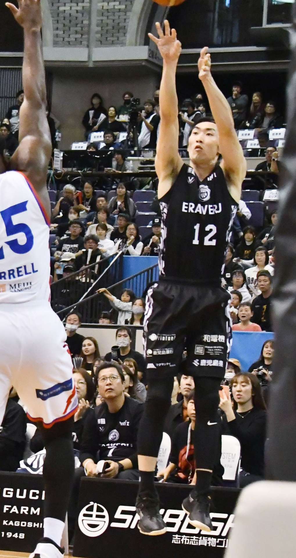 後半、シュートを放つレブナイズの藤田（１２）＝西原商会アリーナ