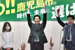 当選を確実にし、万歳して喜ぶ下鶴隆央さん＝２４日午後８時９分、鹿児島市東千石町