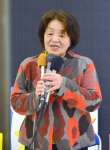 支持者らに敗戦をわびる桂田美智子さん＝２４日午後８時５５分ごろ、鹿児島市紫原６丁目
