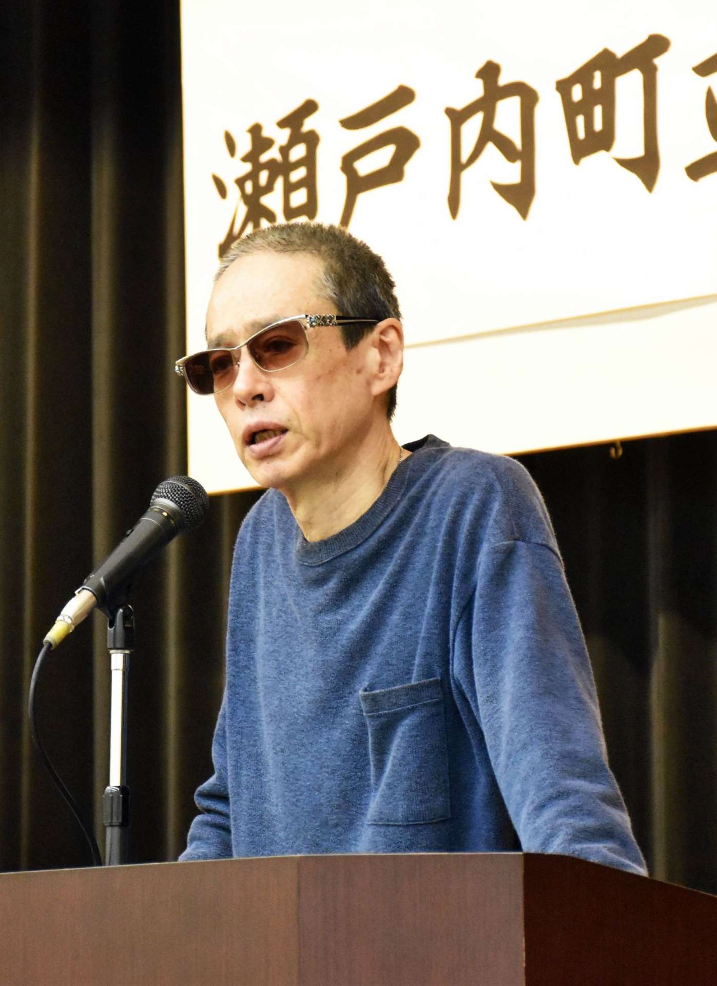 父との思い出を語る町田康さん＝２４日、瀬戸内町古仁屋