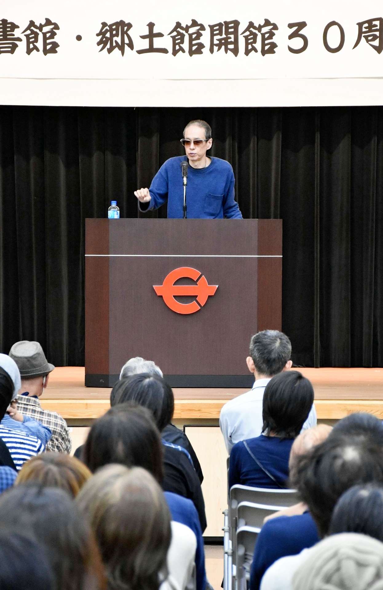 父との思い出を語る町田康さん＝２４日、瀬戸内町古仁屋
