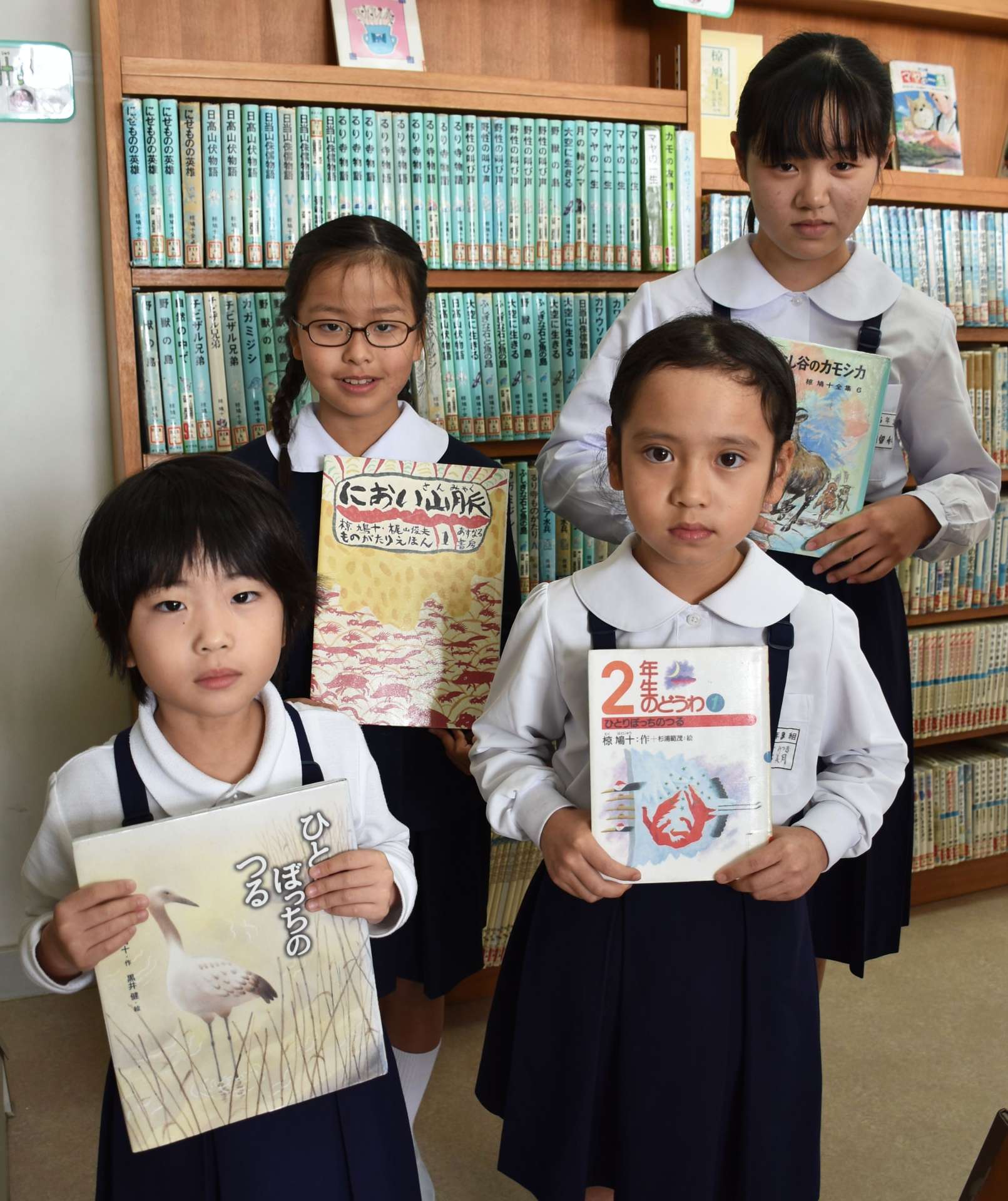 上位賞に輝いた椋鳩十賞の岡部美月さん（手前右）ら＝姶良市柁城小学校