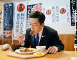 鹿児島黒牛・黒豚ハンバーグ定食を堪能する塩田康一知事＝２５日、県庁