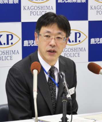 記者の質問に答える岩瀬聡本部長＝２５日午後３時２５分ごろ、鹿児島市の県警本部