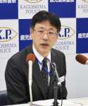記者の質問に答える岩瀬聡本部長＝２５日午後３時２５分ごろ、鹿児島市の県警本部