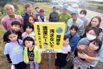 子どもたちの標語を記したポイ捨て防止啓発の看板＝南さつま市金峰