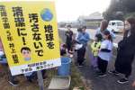 子どもたちの標語を記したポイ捨て防止啓発の看板＝南さつま市金峰