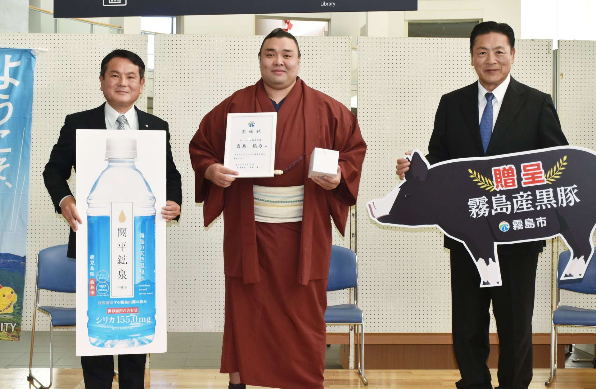 中重真一市長（左）を表敬訪問した霧島関（中央）と陸奥親方＝２５日、霧島市役所