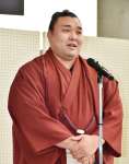 来場所に向けて意気込みを語った霧島関＝２５日、霧島市役所
