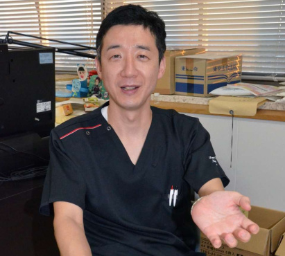 ヒートショックの危険性を説明する鹿児島大学の林敬人教授＝鹿児島市の鹿児島大学桜ケ丘キャンパス