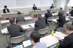 意見を交わす第７０回「読者と報道」委員会＝２６日、鹿児島市の南日本新聞会館