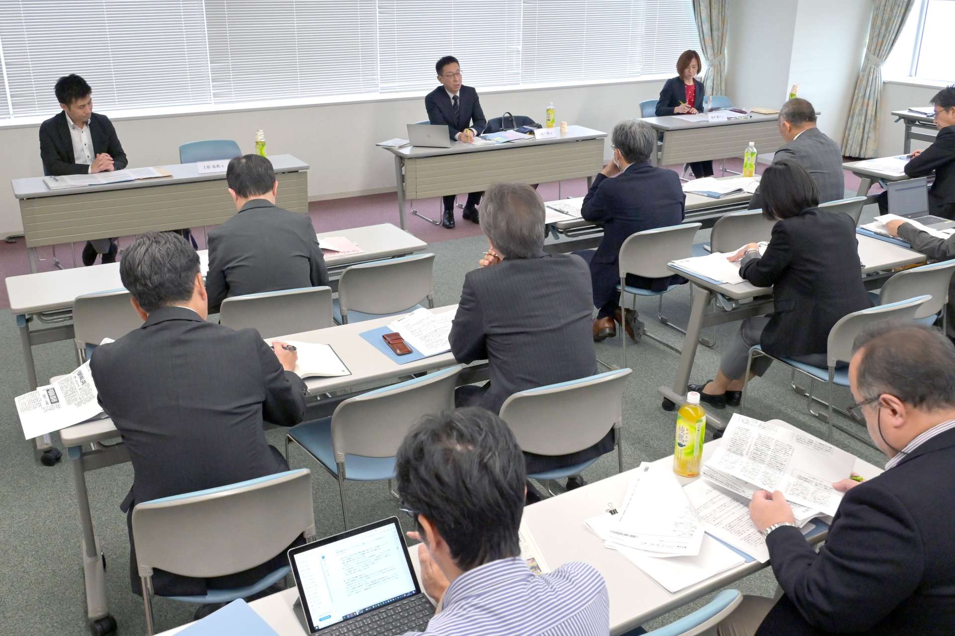 意見を交わす第７０回「読者と報道」委員会＝２６日、鹿児島市の南日本新聞会館
