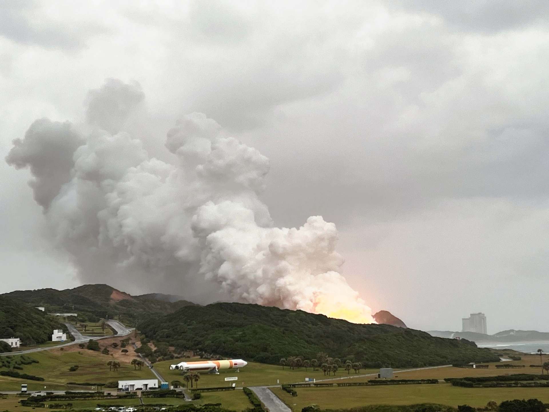 燃焼試験中に爆発した「イプシロンＳ」の２段目エンジン＝２６日、南種子町の種子島宇宙センター（ＪＡＸＡ提供）