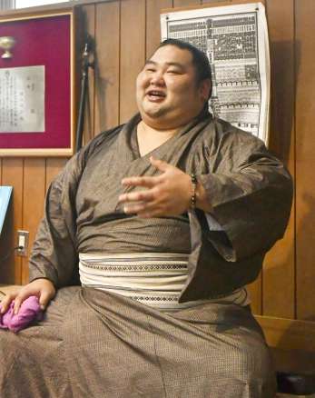 母校の相撲場で取材を受け、思い出を語る大奄美元規さん＝鹿児島市の鹿児島商業高