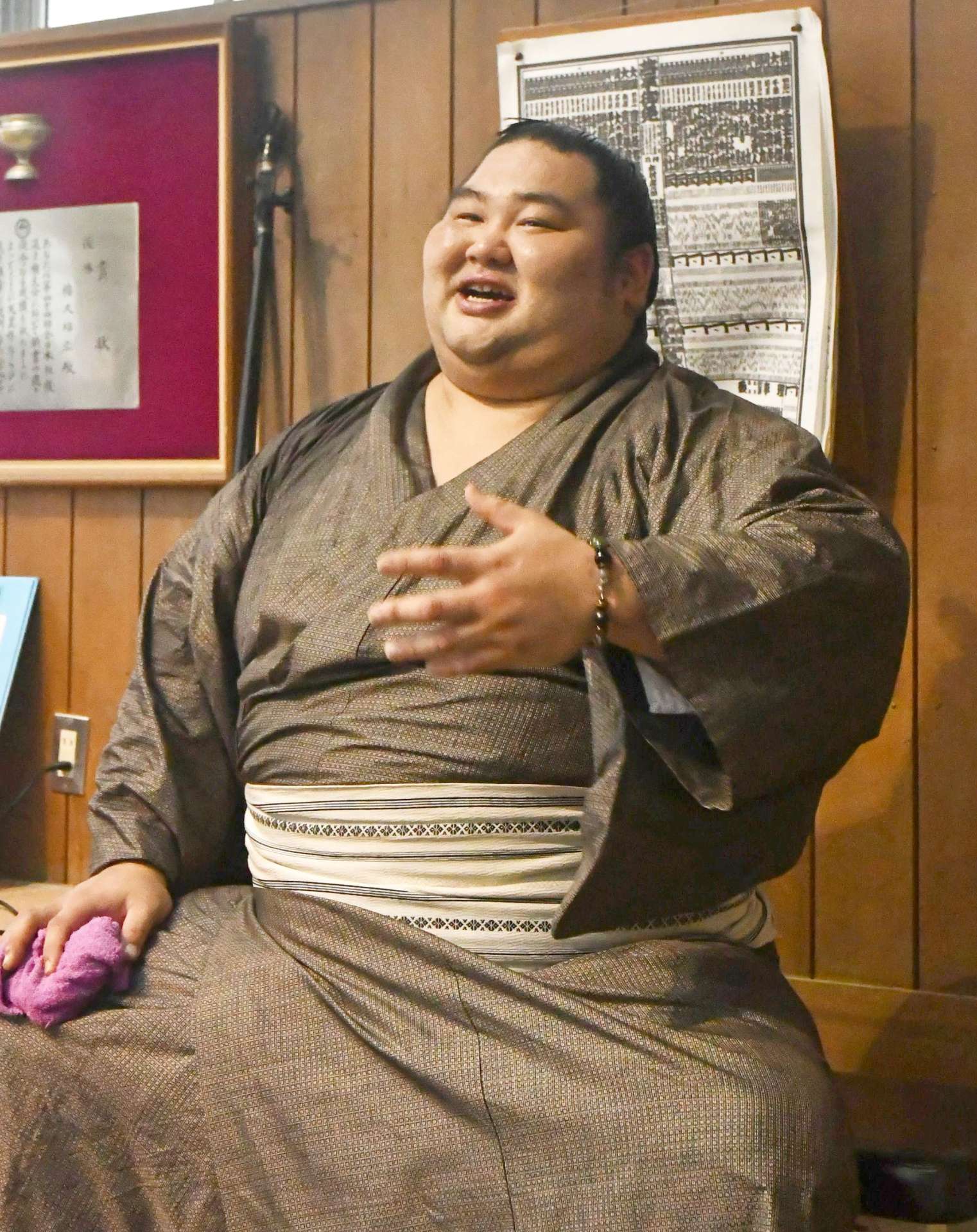 母校の相撲場で取材を受け、思い出を語る大奄美元規さん＝鹿児島市の鹿児島商業高