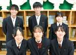 勉学と美術の両立に励む川内高校２年生の美術部員たち＝薩摩川内市の同校