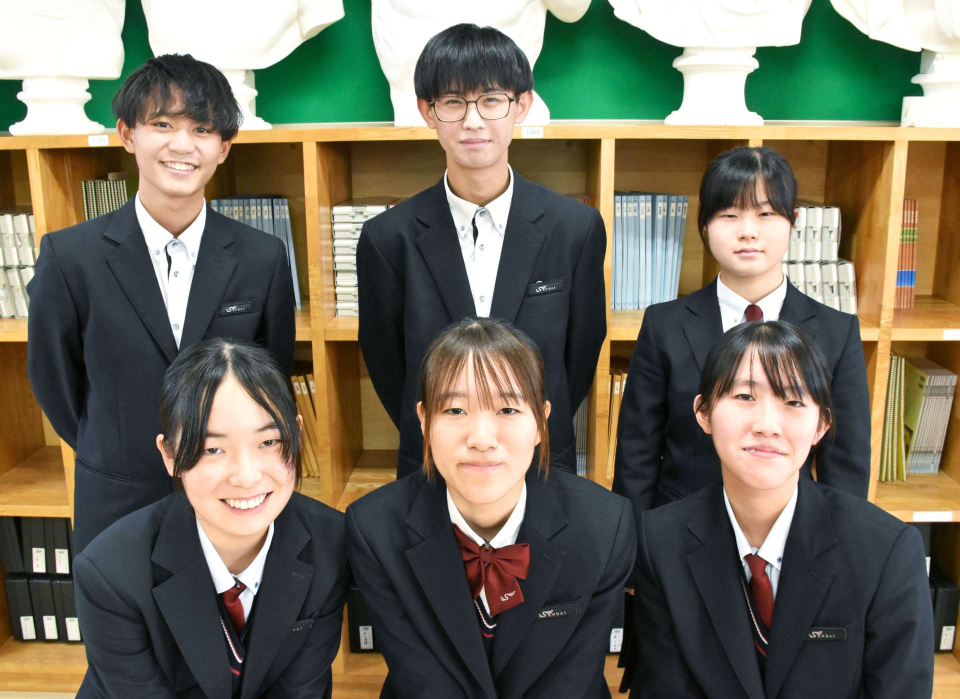 勉学と美術の両立に励む川内高校２年生の美術部員たち＝薩摩川内市の同校