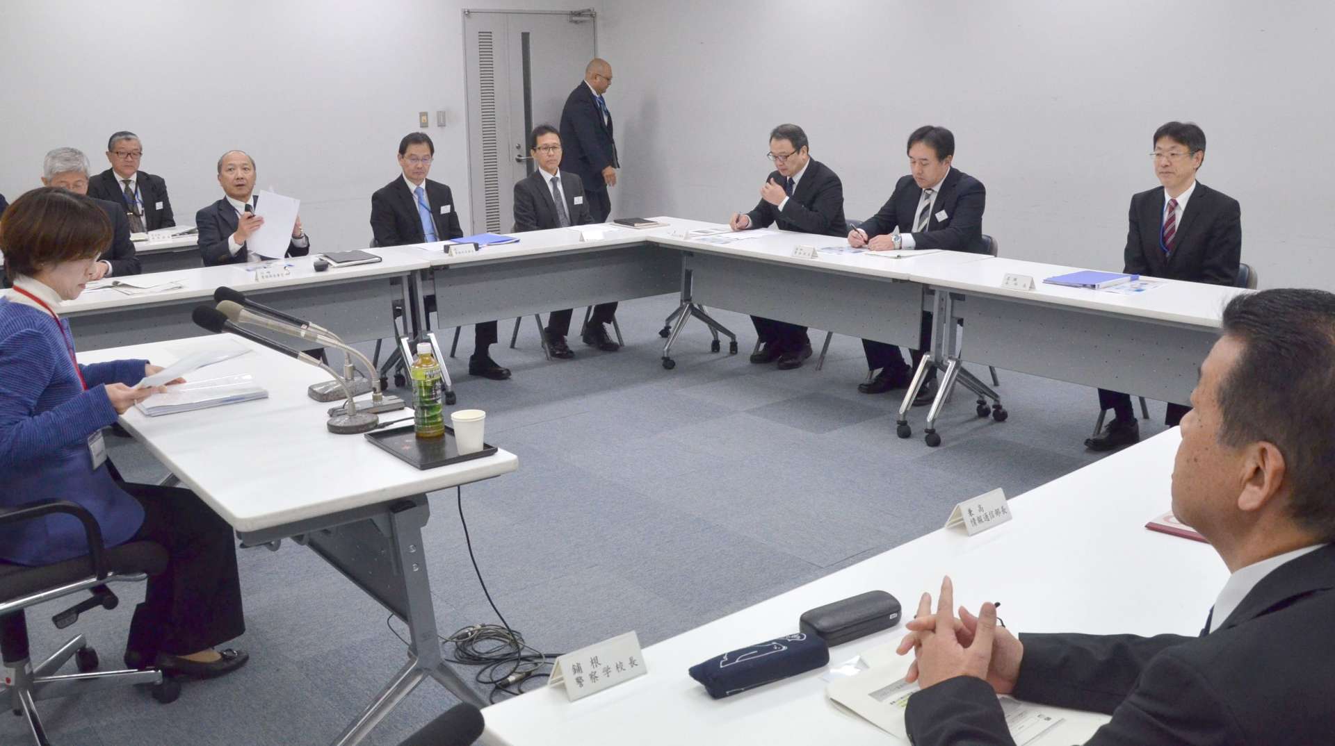 ハラスメント防止対策について意見が交わされた改革推進委員会＝２６日、県警本部