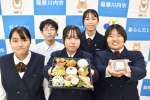 川内商工高校の生徒が地元事業者らと考案した弁当とフィナンシェ＝薩摩川内市役所