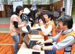 避難所でスムーズに受け付けを済ませる住民＝鹿屋市高須町