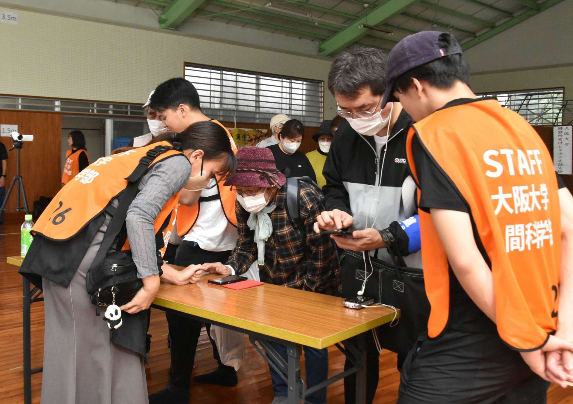 避難所でスムーズに受け付けを済ませる住民＝鹿屋市高須