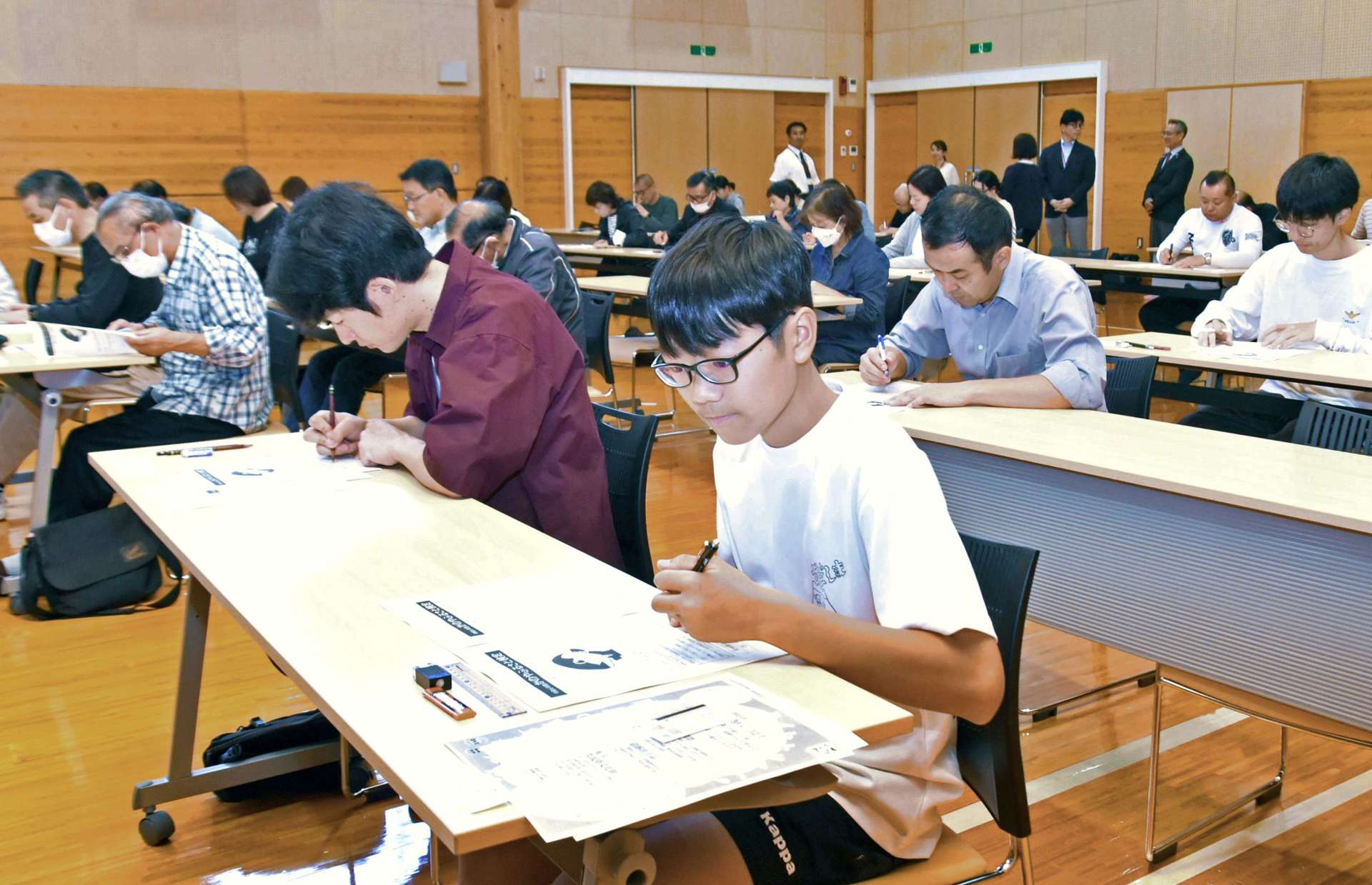 かのや検定に挑戦する参加者＝鹿屋市の鹿屋女子高校