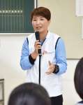 国境なき医師団での活動を紹介する中池ともみさん＝薩摩川内市のれいめい高校