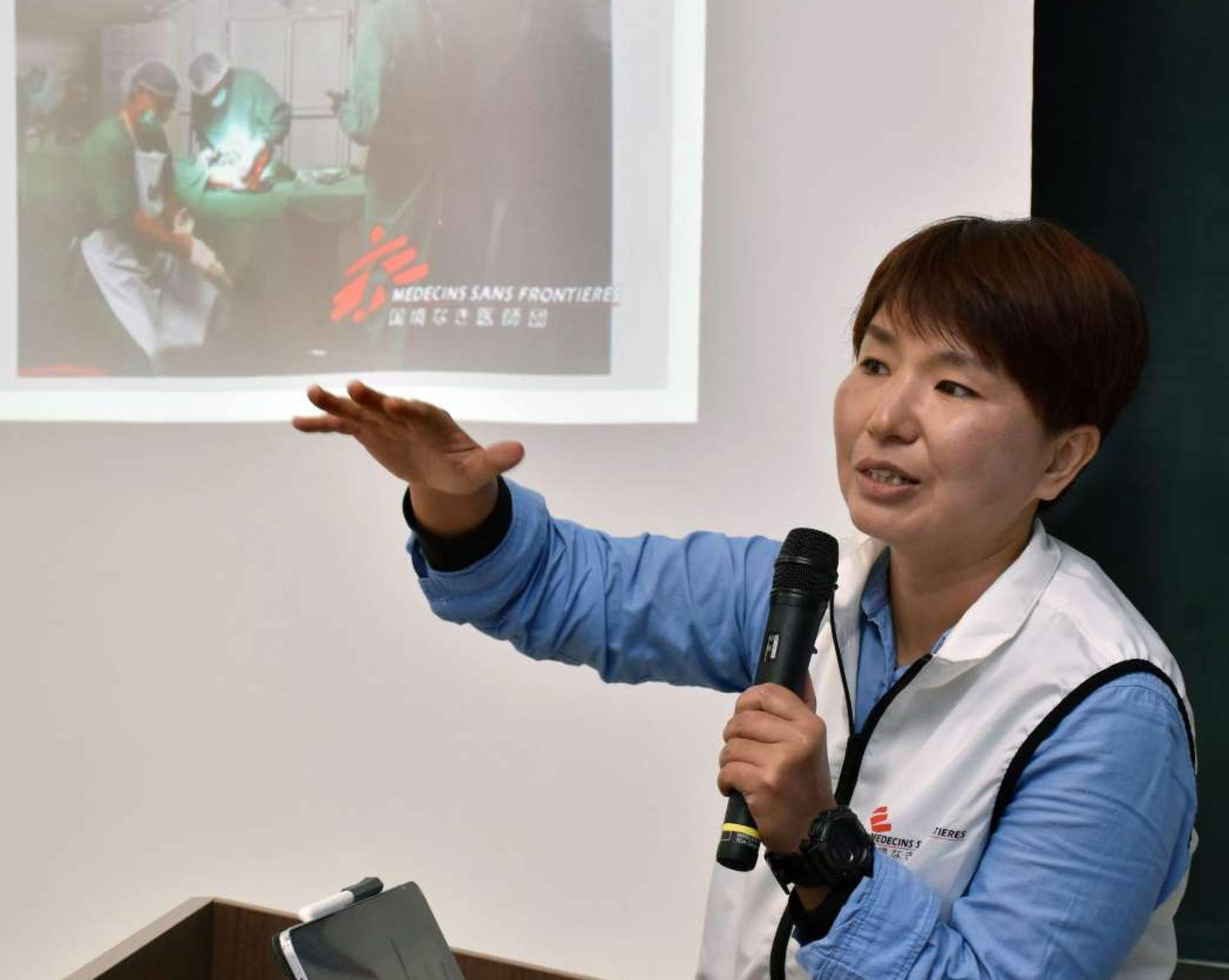国境なき医師団での活動を紹介する中池ともみさん＝薩摩川内市のれいめい高校