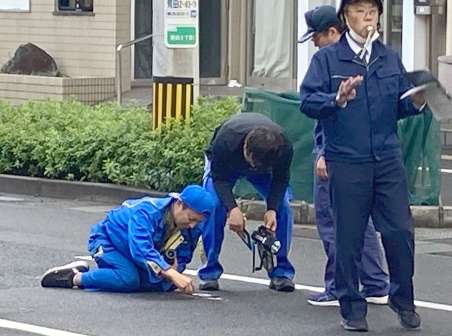 事故現場付近を調べる警察官＝２８日、鹿児島市荒田２丁目