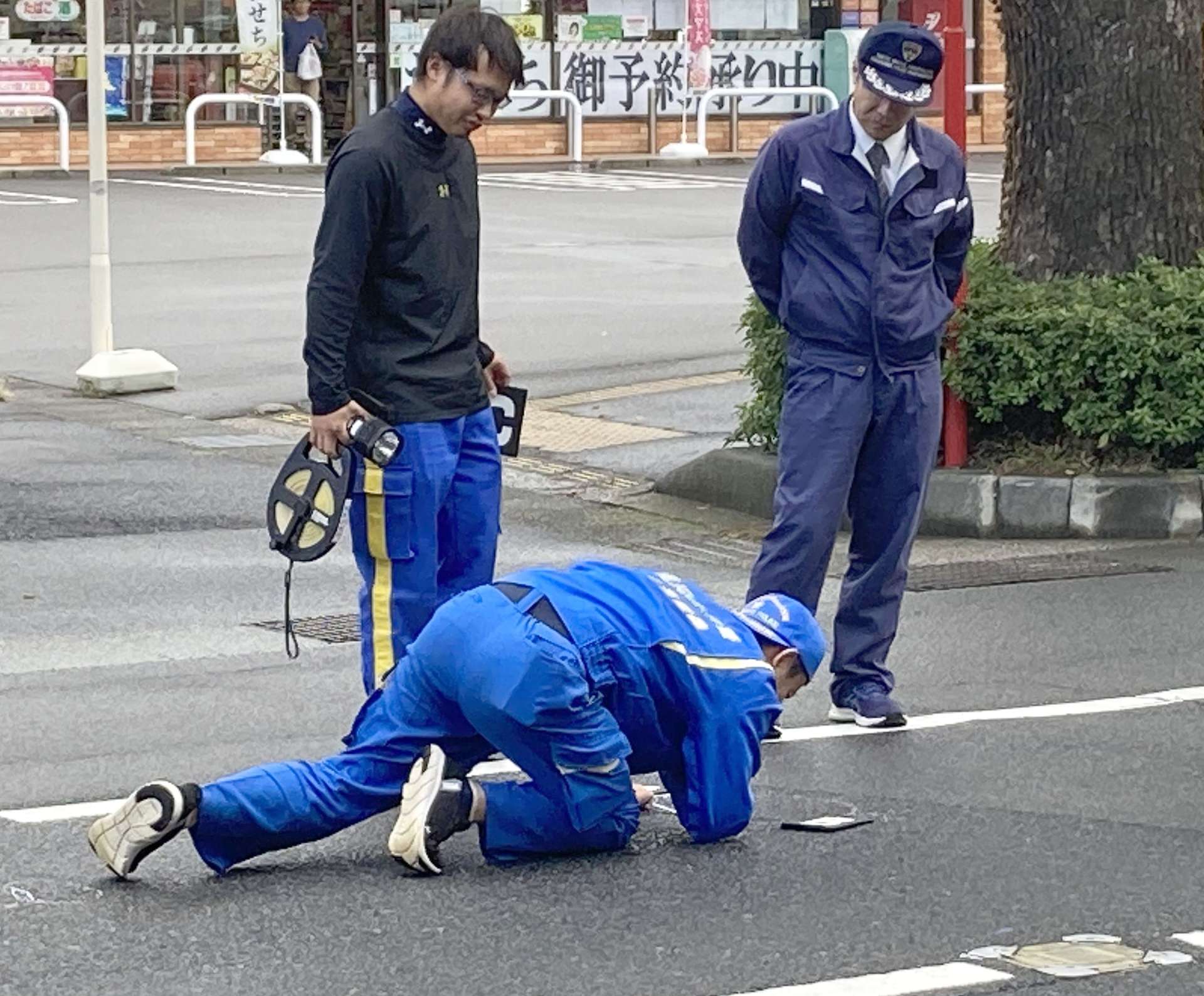 事故現場付近を調べる警察官＝２８日、鹿児島市荒田２丁目