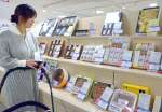 豊富な種類がそろうお歳暮を品定めする来場客＝２８日、鹿児島市の山形屋